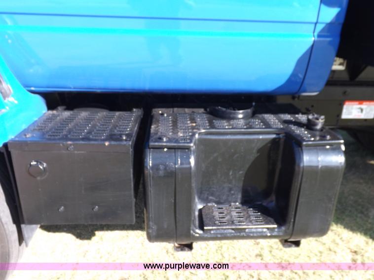 image for item I7620 2002 GMC C7500 dump truck