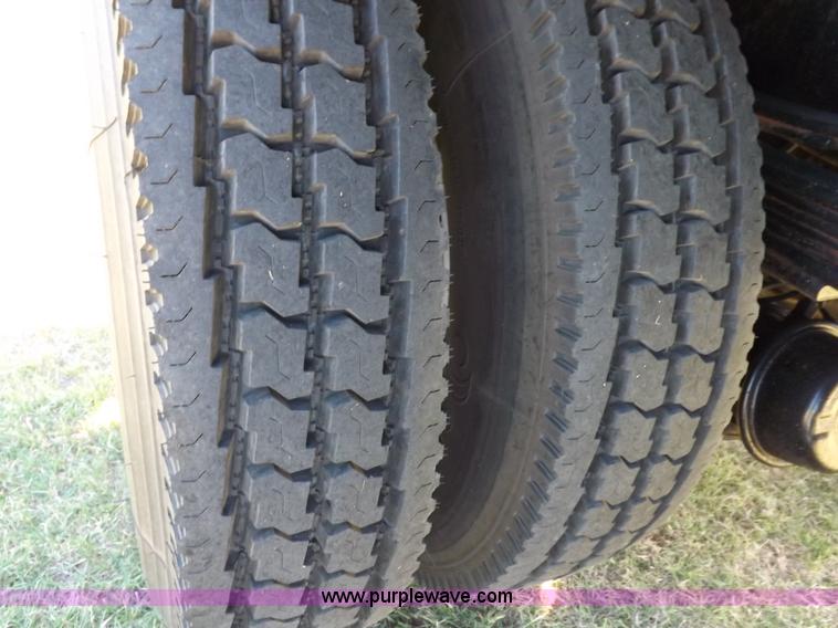 image for item I7620 2002 GMC C7500 dump truck