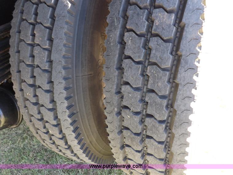 image for item I7620 2002 GMC C7500 dump truck