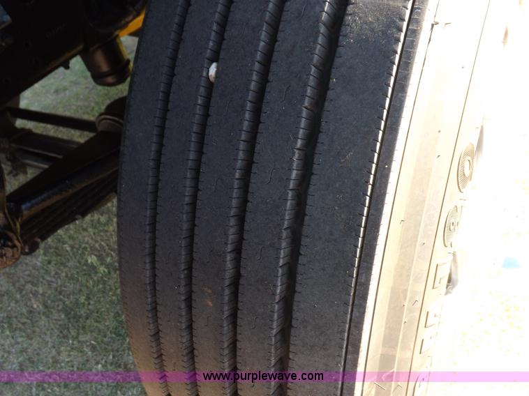 image for item I7620 2002 GMC C7500 dump truck