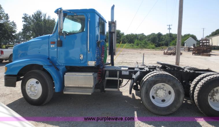 image for item D5955 2003 International 9100i semi truck