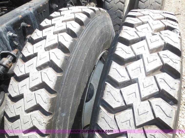 image for item D5955 2003 International 9100i semi truck