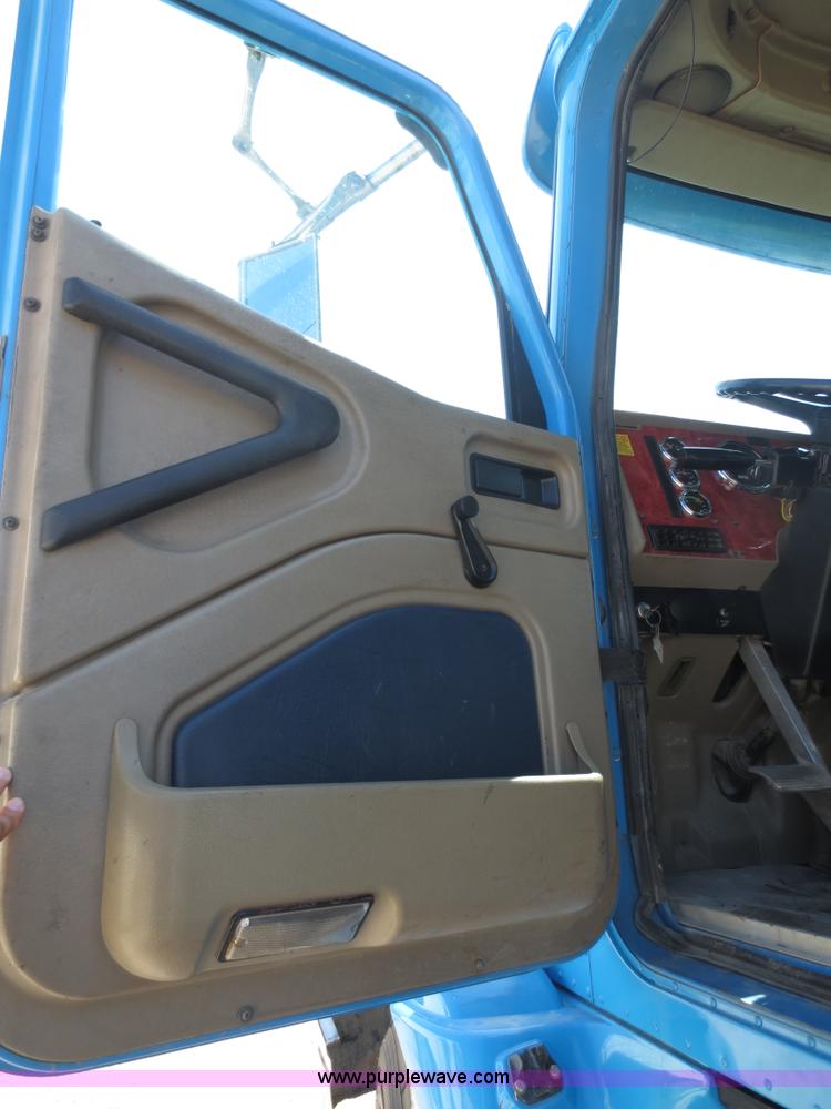 image for item D5955 2003 International 9100i semi truck