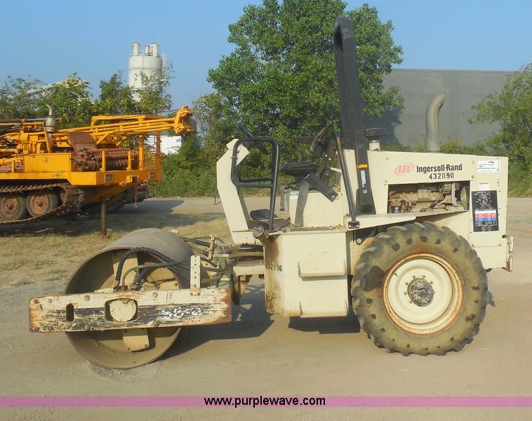 image for item E7622 Ingersoll Rand SD40D vibratory roller