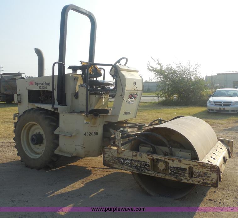 image for item E7622 Ingersoll Rand SD40D vibratory roller