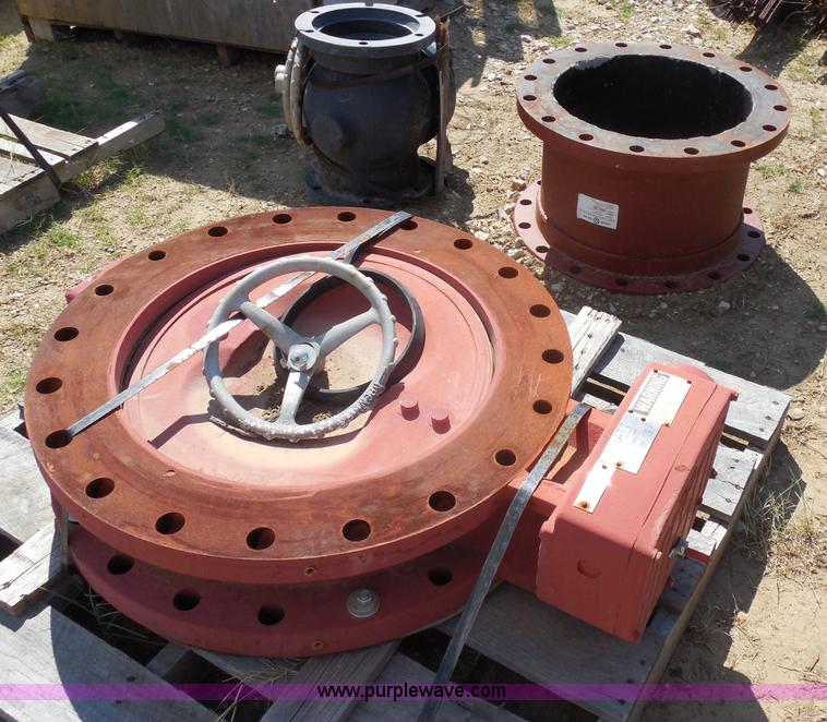 image for item E7671 (14) assorted sewer pipe valves and joints