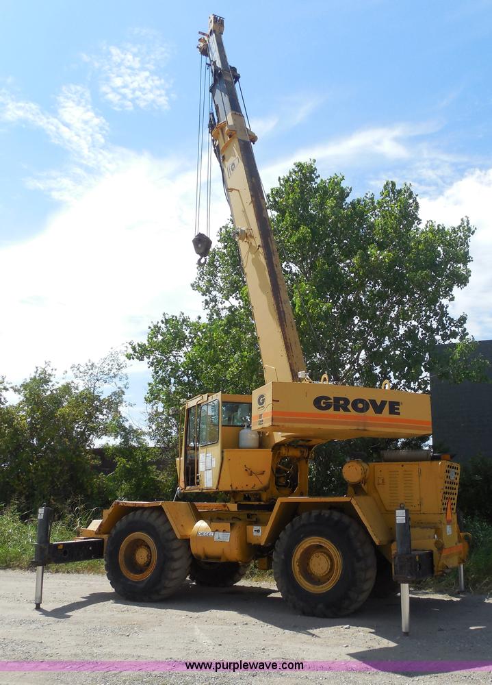 image for item E7703 1985 Grove RT522 rough terrain crane