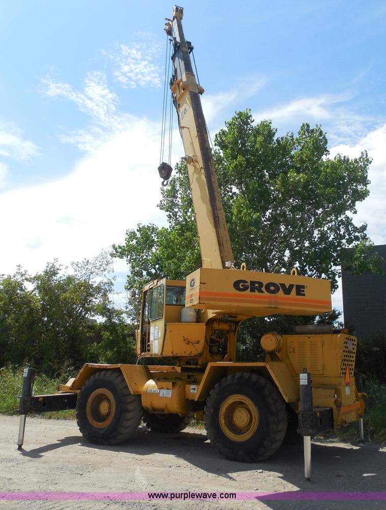 image for item E7703 1985 Grove RT522 rough terrain crane