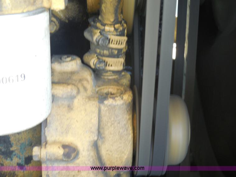 image for item E7703 1985 Grove RT522 rough terrain crane