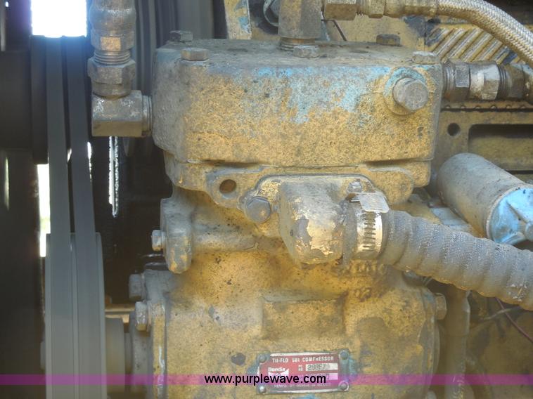 image for item E7703 1985 Grove RT522 rough terrain crane