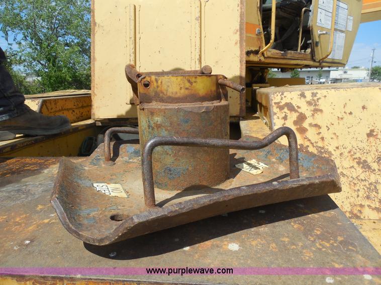 image for item E7703 1985 Grove RT522 rough terrain crane