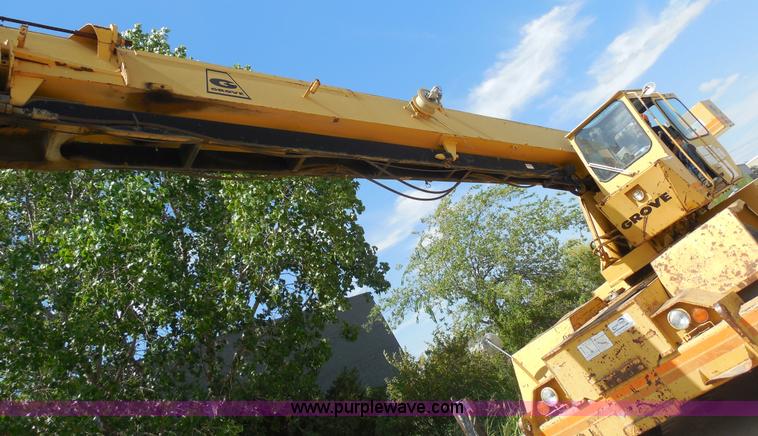 image for item E7703 1985 Grove RT522 rough terrain crane