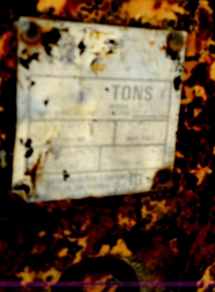 image for item E7703 1985 Grove RT522 rough terrain crane