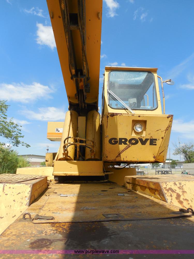 image for item E7703 1985 Grove RT522 rough terrain crane