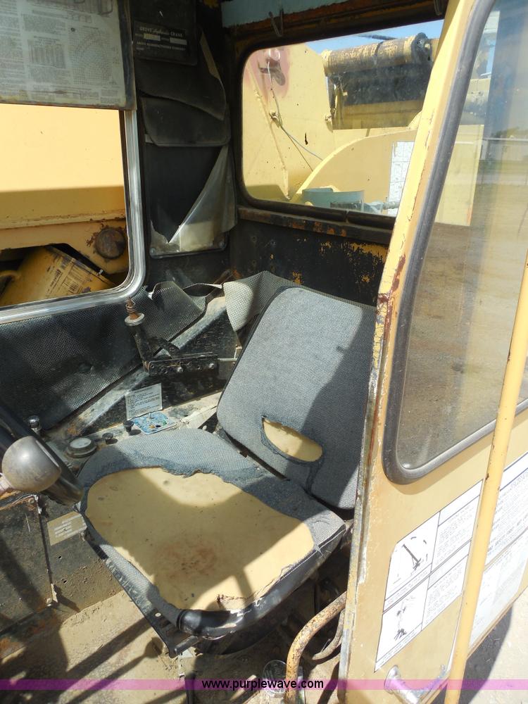 image for item E7703 1985 Grove RT522 rough terrain crane