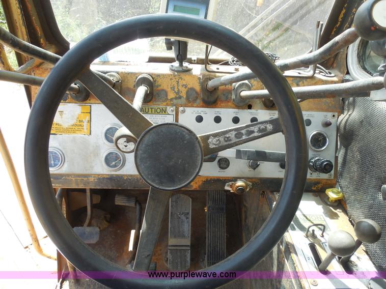 image for item E7703 1985 Grove RT522 rough terrain crane