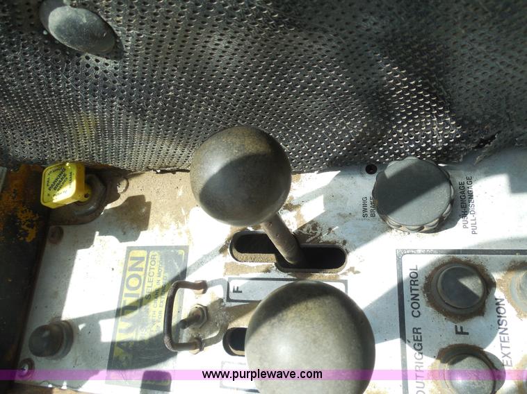 image for item E7703 1985 Grove RT522 rough terrain crane