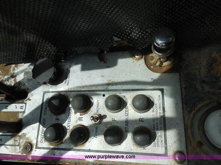 image for item E7703 1985 Grove RT522 rough terrain crane