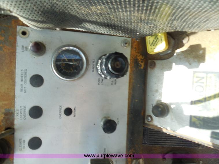 image for item E7703 1985 Grove RT522 rough terrain crane