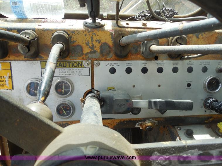 image for item E7703 1985 Grove RT522 rough terrain crane