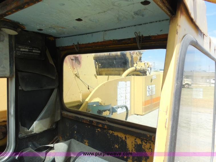 image for item E7703 1985 Grove RT522 rough terrain crane
