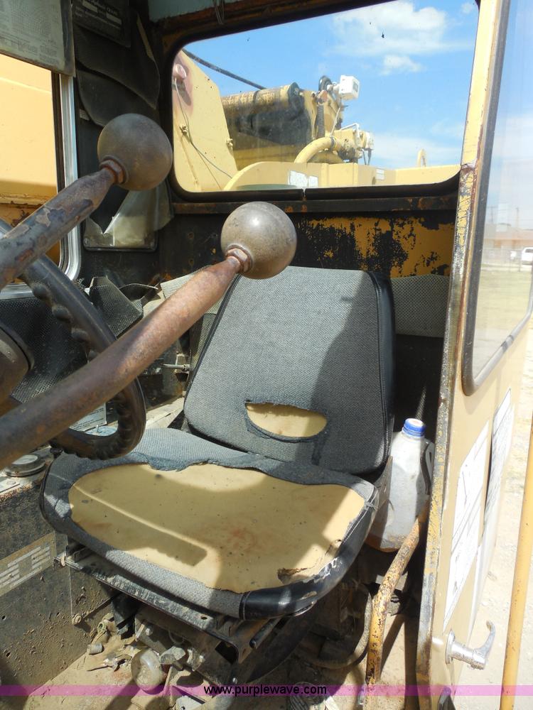 image for item E7703 1985 Grove RT522 rough terrain crane