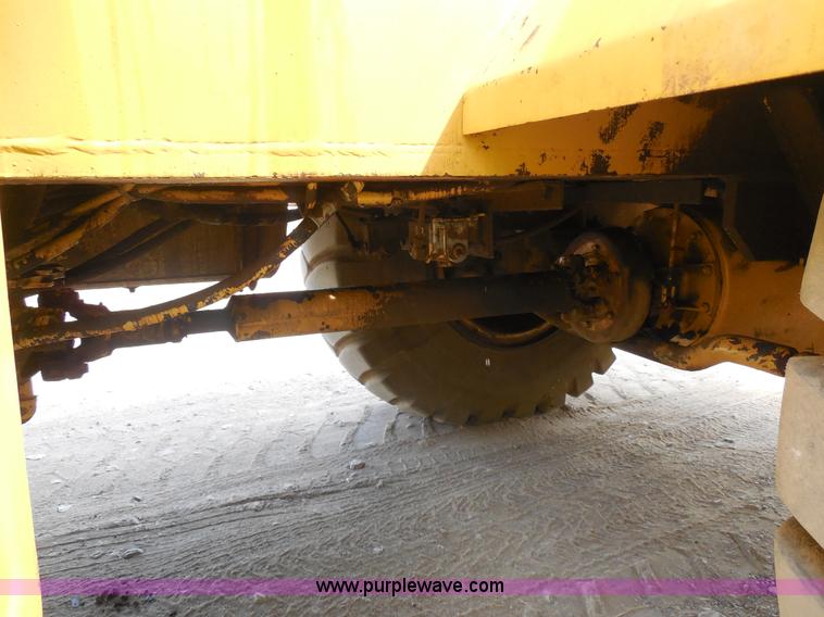 image for item E7703 1985 Grove RT522 rough terrain crane