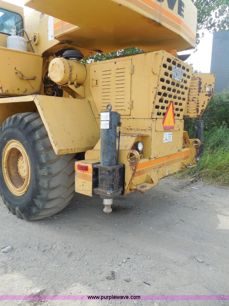 image for item E7703 1985 Grove RT522 rough terrain crane