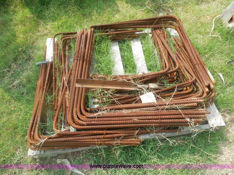 image for item E7714 Assorted items