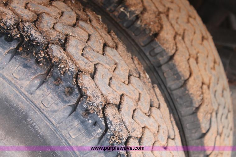 image for item G5808 1994 Ford F450 Super Duty flatbed truck