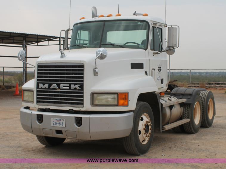 image for item G5809 2002 Mack CH613 semi truck