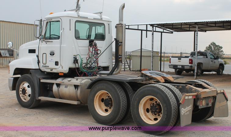 image for item G5809 2002 Mack CH613 semi truck