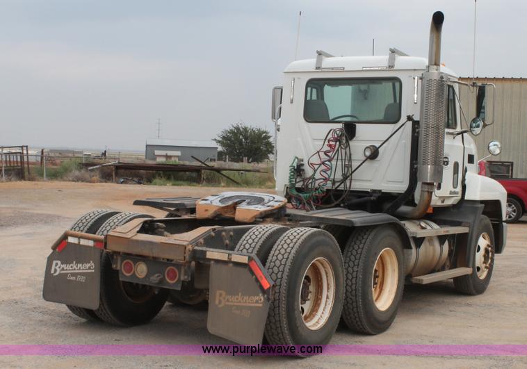 image for item G5809 2002 Mack CH613 semi truck