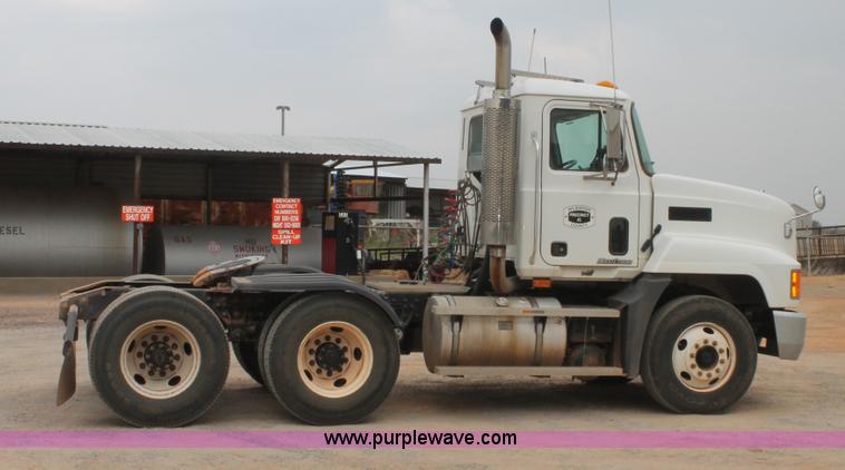 image for item G5809 2002 Mack CH613 semi truck