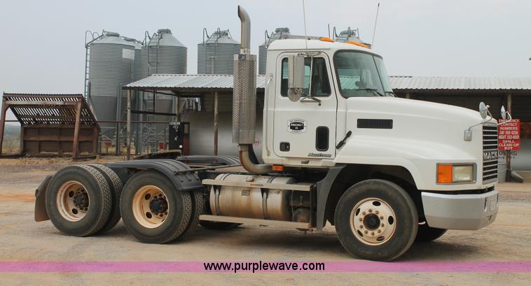 image for item G5809 2002 Mack CH613 semi truck