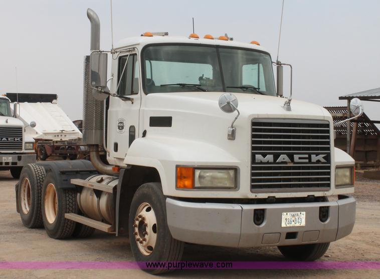 image for item G5809 2002 Mack CH613 semi truck