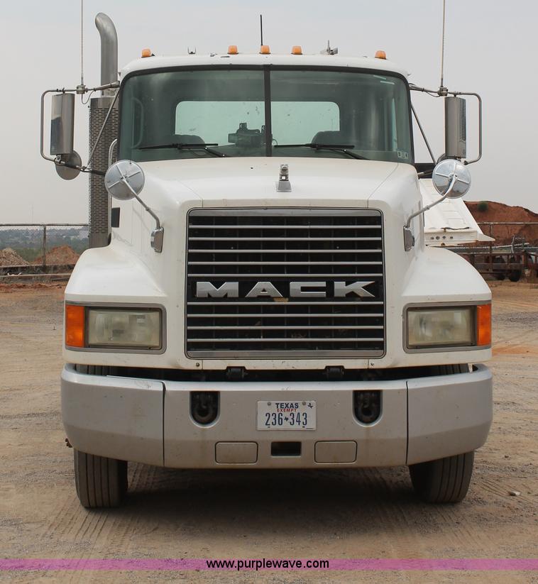 image for item G5809 2002 Mack CH613 semi truck
