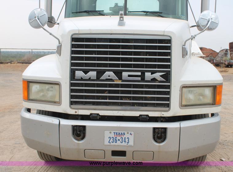 image for item G5809 2002 Mack CH613 semi truck