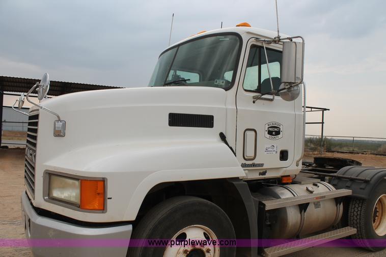 image for item G5809 2002 Mack CH613 semi truck