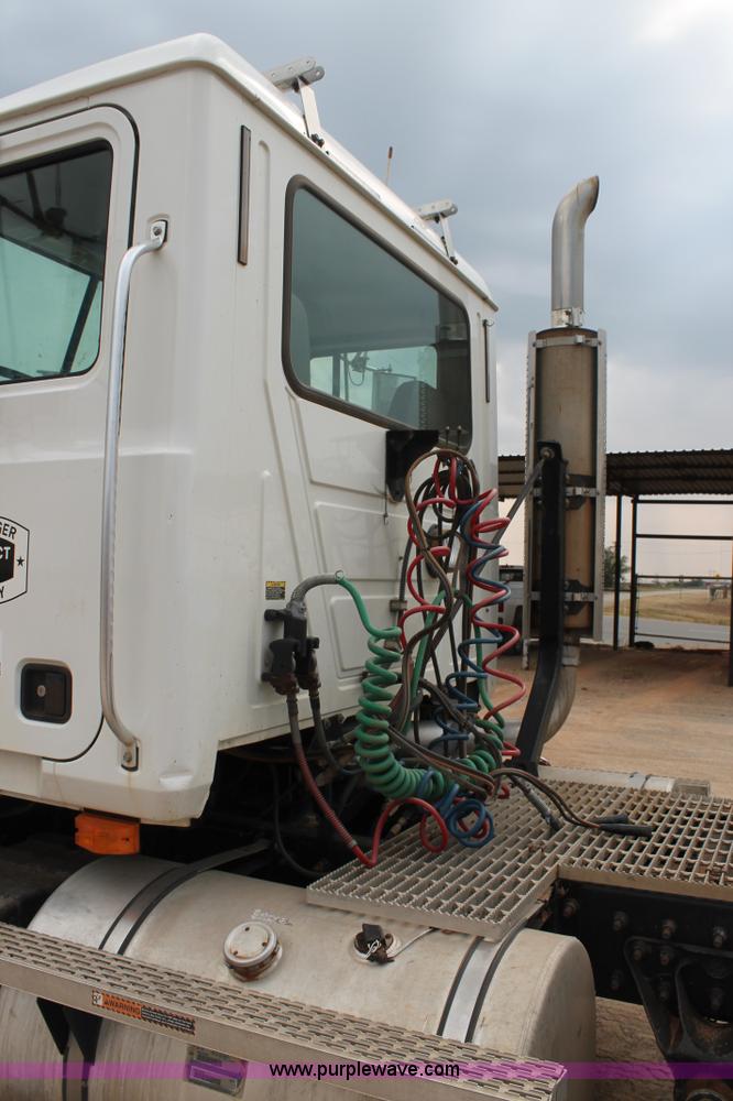 image for item G5809 2002 Mack CH613 semi truck