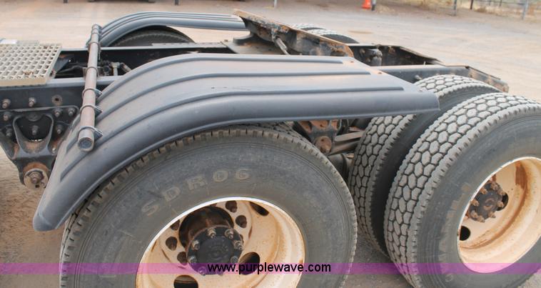 image for item G5809 2002 Mack CH613 semi truck