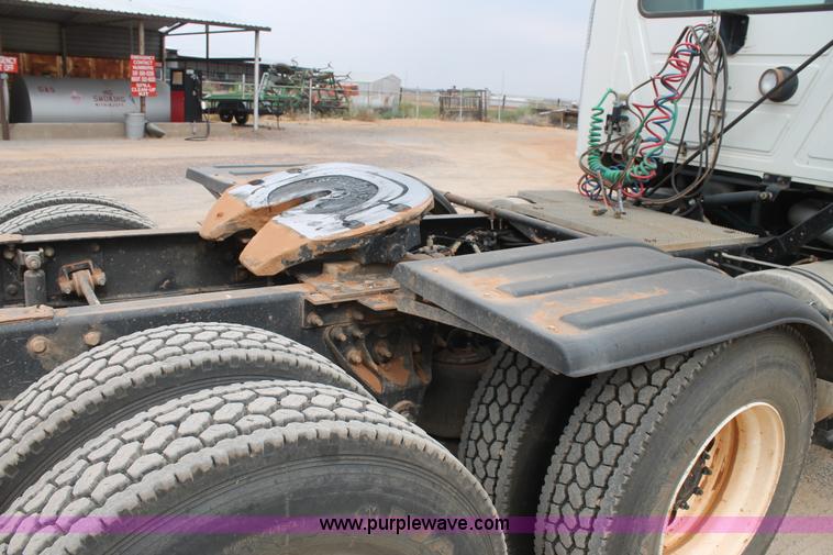 image for item G5809 2002 Mack CH613 semi truck