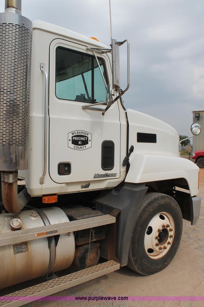 image for item G5809 2002 Mack CH613 semi truck