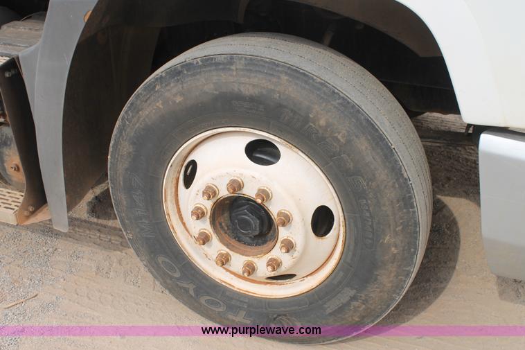 image for item G5809 2002 Mack CH613 semi truck