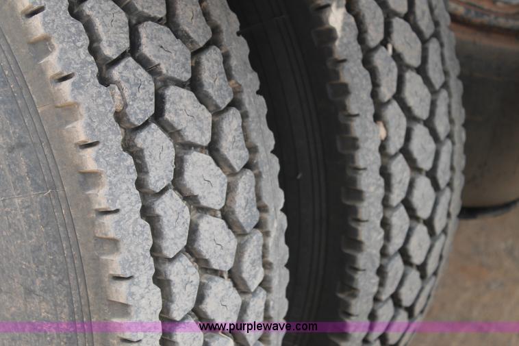 image for item G5809 2002 Mack CH613 semi truck