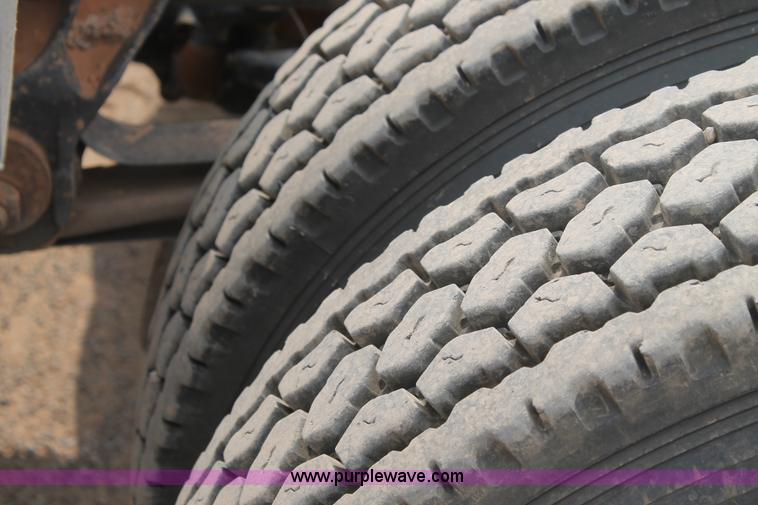 image for item G5809 2002 Mack CH613 semi truck