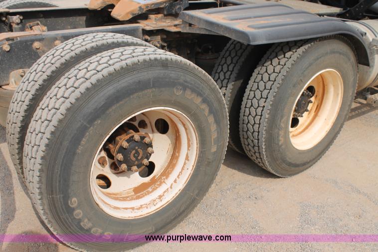 image for item G5809 2002 Mack CH613 semi truck