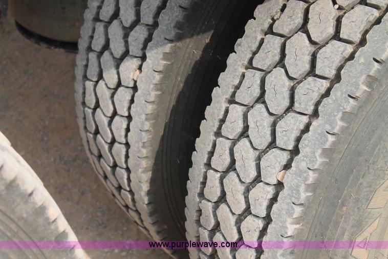 image for item G5809 2002 Mack CH613 semi truck