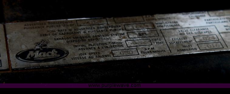 image for item G5809 2002 Mack CH613 semi truck