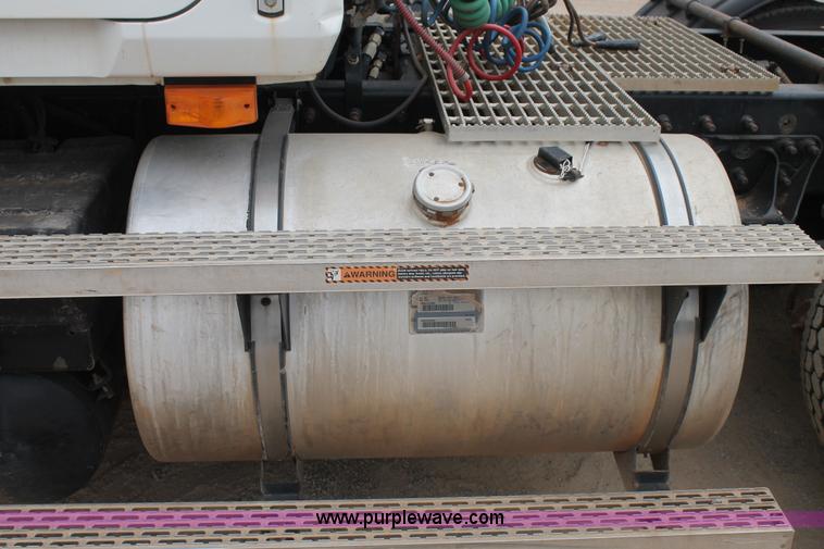 image for item G5809 2002 Mack CH613 semi truck